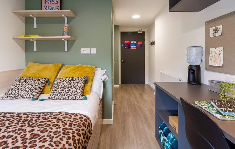 Bronze En Suite River view, Dun Holm House, Unit 8, The Riverwalk, City Centre, Durham - Image 1